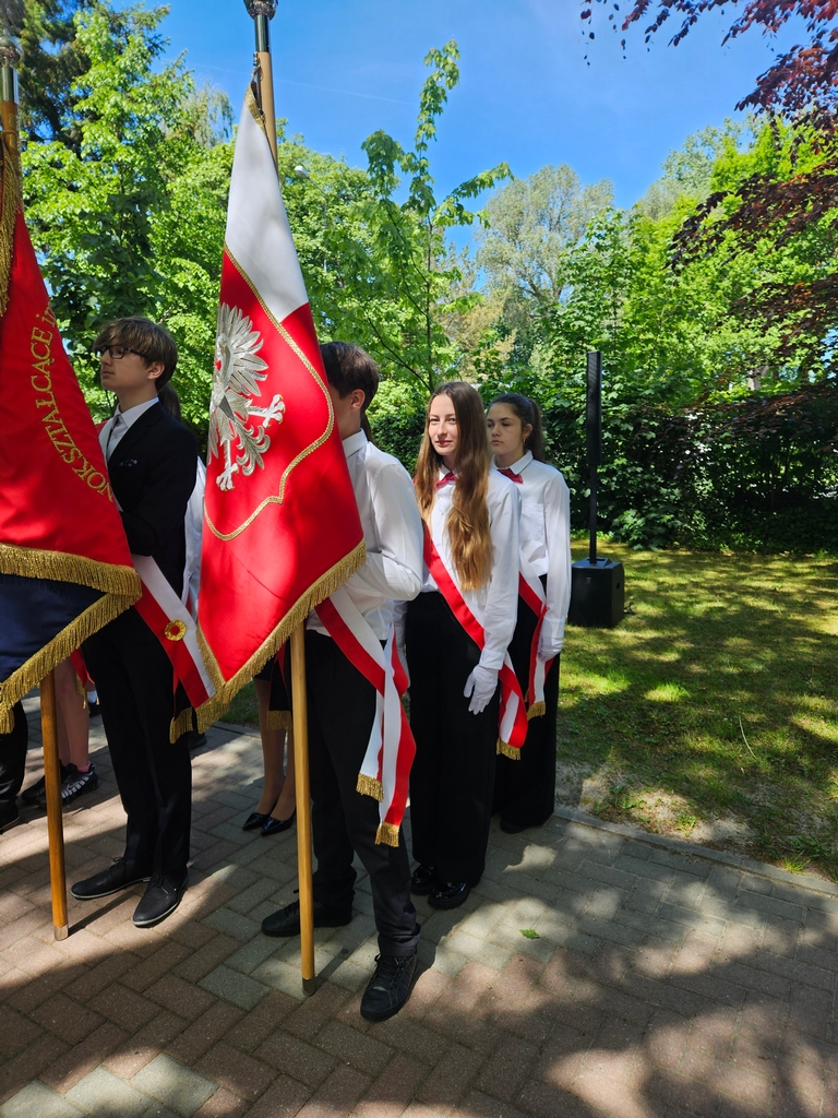 Uczniowie SP1 ze sztandarem szkoły